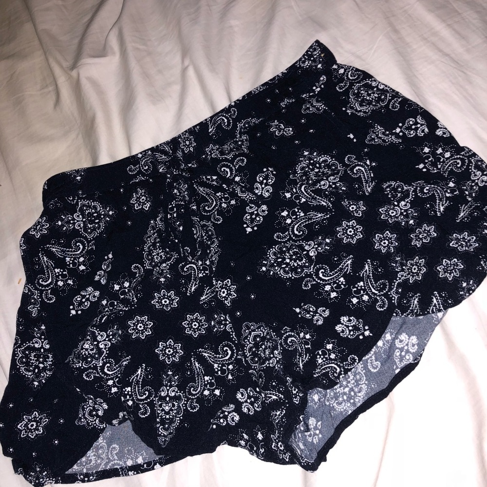 navy blue and white Hollister shorts (: